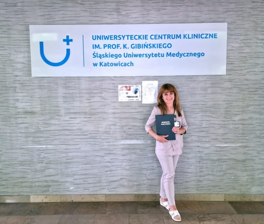 dr n. o zdr. Agnieszka Mazanek pielęgniarka Okulistycznej Izby Przyjęć Uniwersyteckiego Centrum Klinicznego im. prof. Kornela Gibińskiego w Katowicach oraz Gamma Knife Katowice obroniła pracę doktorską.