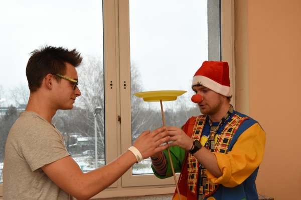 Leczyli śmiechem i rozdawali prezenty!