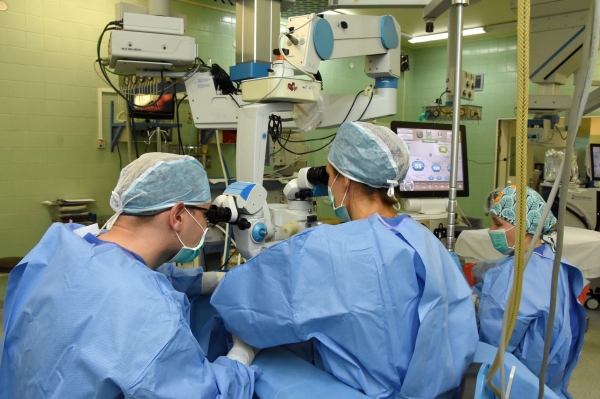 Okuliści z Ceglanej jako pierwsi w Polsce zastosowali nowatorską soczewkę wewnątrzgałkową w operacjach zaćmy u pacjentek po zabiegach chirurgii refrakcyjnej