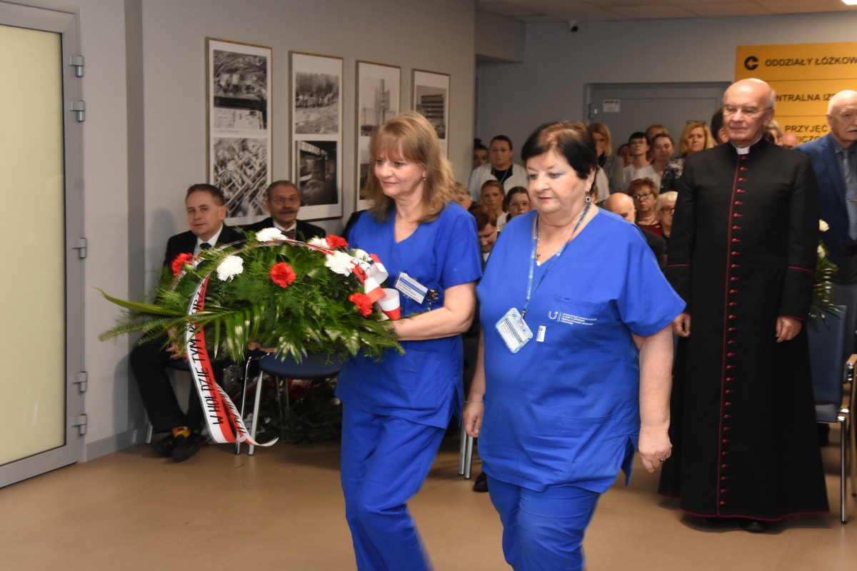 Złożenie kwiat&oacute;w pod tablicą