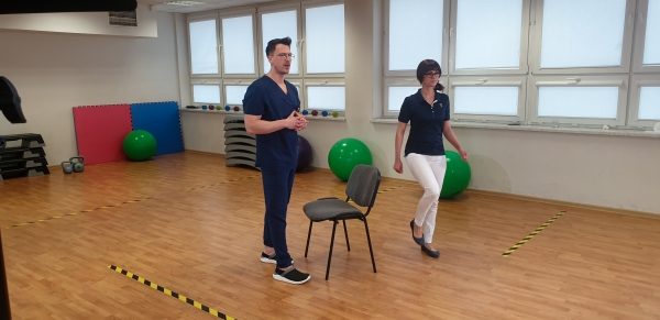Fizjoterapeuci z Pracowni Rehabilitacji Ruchowej i Fizykoterapii nagrali filmy by pomóc pacjentom po COVID-19